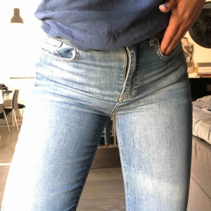  - Säljer dessa nästan helt oanvända byxor från Gina tricot. Jeansen är i mycket bra skick och säljer dem pga att de är för små. Dem är i storleken 36 och jag är 168 cm. Frakt tillkommer på 59 kr som köpare står för.