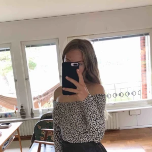  - En fin kroppsnära offshoulder från Gina tricot. Aldrig använd. Jag står för frakten. Priset går att diskutera vid snabb affär❤️