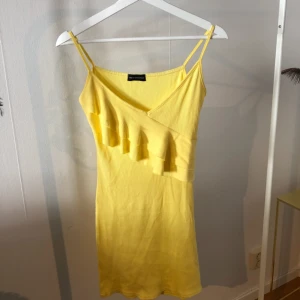  - Supergullig klänning med volang i bekvämt material från prettylittlething