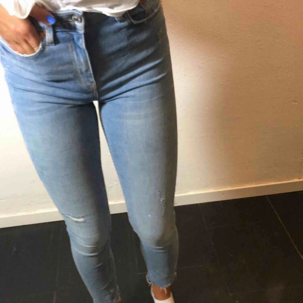 Ljusa jeans från zara Knappt använda Köpare står för frakt. Jeans & Byxor.
