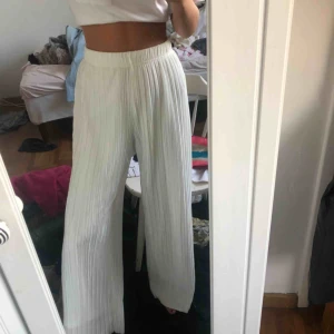  - Jättefina vita plisserade byxor från noisy may!!