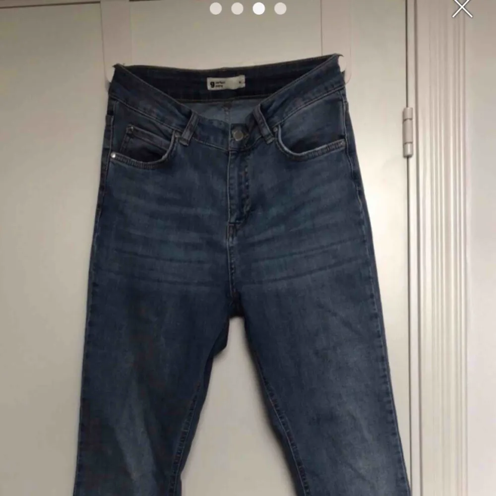 Bootcut blåa byxor. Nyskick! . Jeans & Byxor.