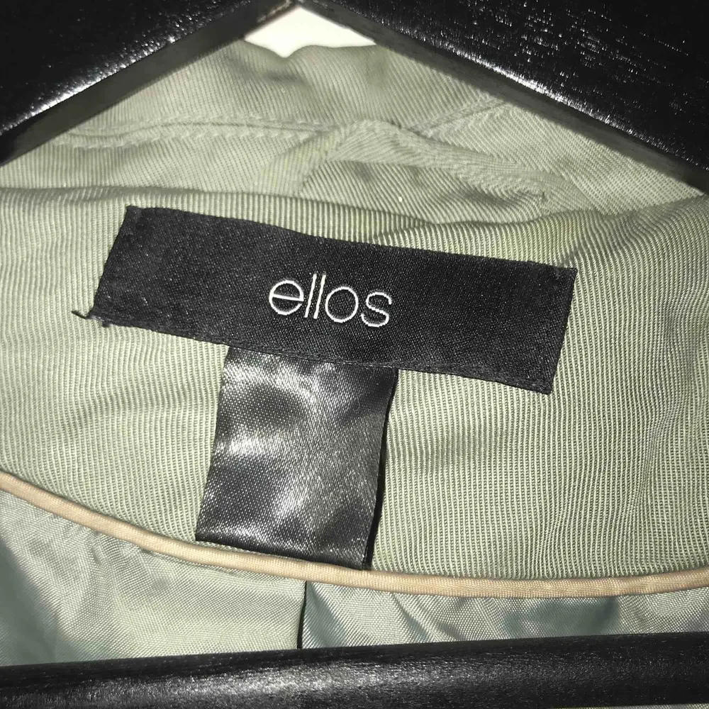 Grön kappa från Ellos i stl. S, tyvärr lite skrynklig just nu men annars bra skick!. Jackor.