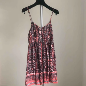 Klänning  - Kort klänning med dragkedja fram ifrån forever 21🖤
