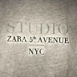 Snyggt sliten t-shirt från Zara i stl. M med tryck på