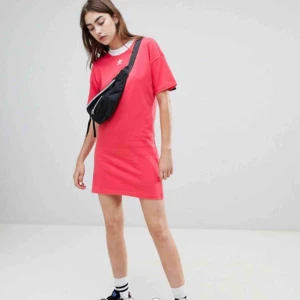  - T-shirtklänning från Adidas. Äkta, köpt för ca 450kr. Säljer för att den inte passar in m min stil längre. Knappt använd. Pris kan diskuteras vid snabb affär.