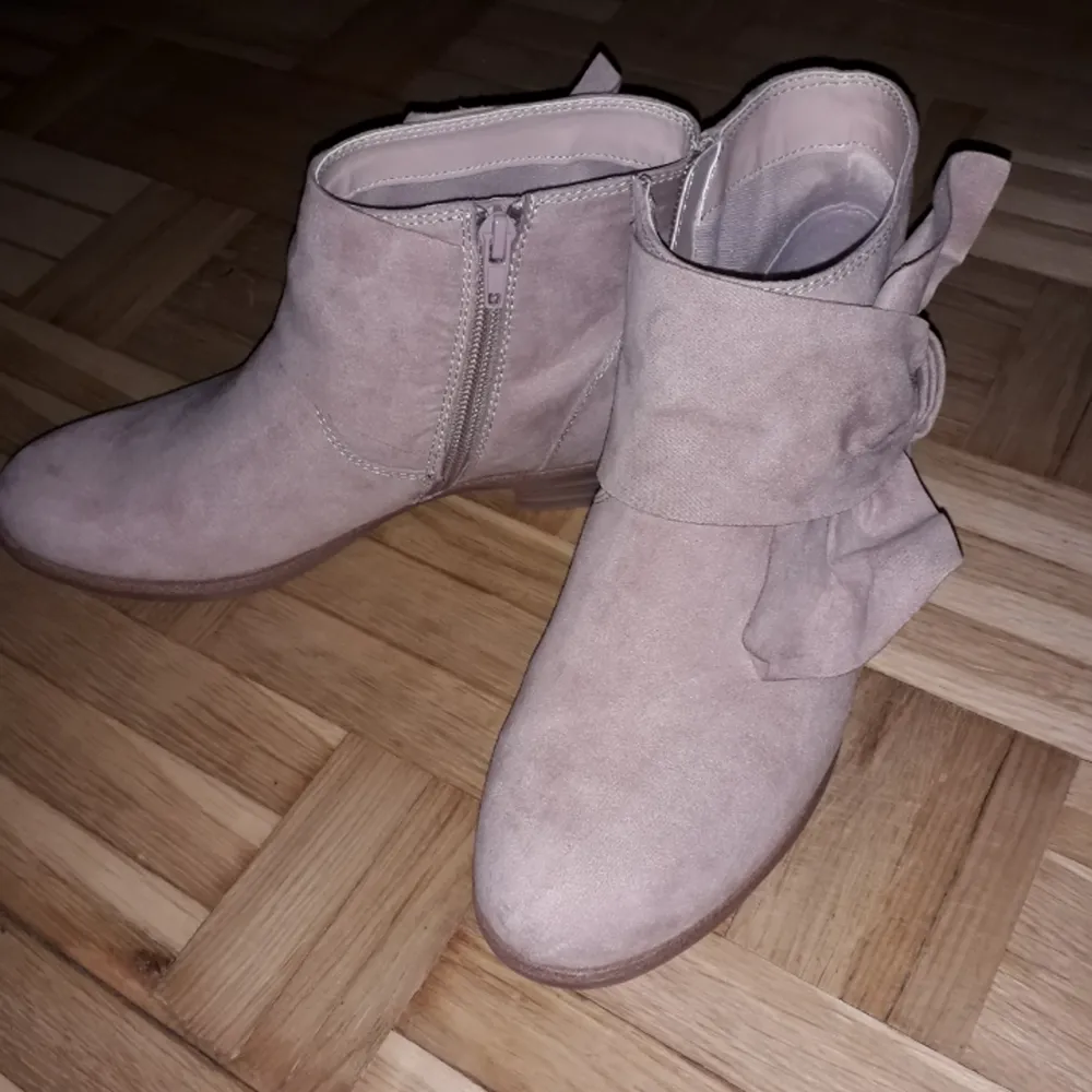 En jätte fin par skor ljus rosa  för 299 kr säljer den för 220 kr men tyvär är små för mig ❤  Köparen betalar frakt :). Skor.