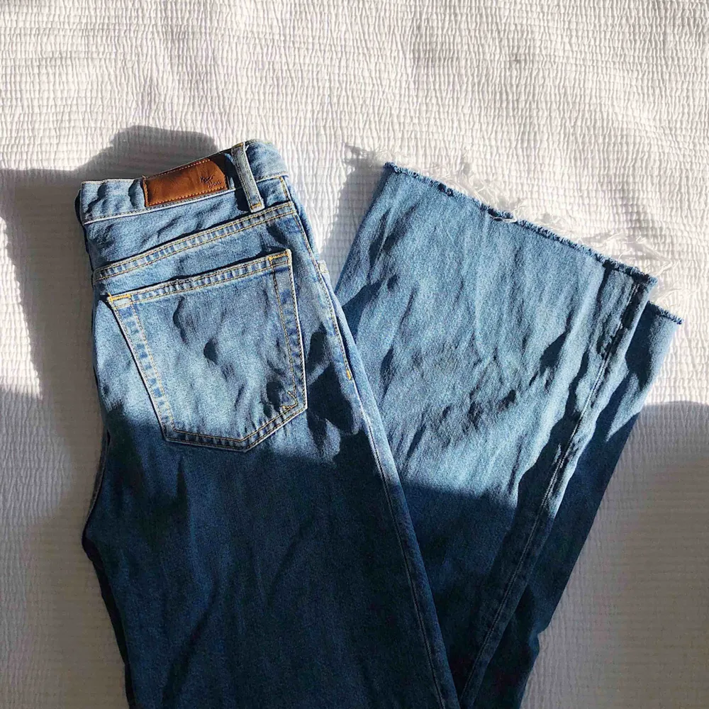 Jeans med hög midja, knappknäppning i gylfen och rå kant. Använda ett par gånger, därefter tvättade en gång. Vida och ankellånga ben, modellen heter ”Wide Lime” från Bikbok, ord. pris 599 kr. (63 kr frakt, med Postnord, tillkommer!). Jeans & Byxor.