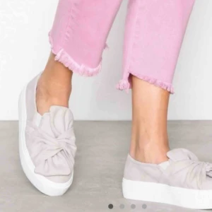  - Fina sneakers från Nelly, köptes i somras men har aldrig använt dom för dom va inte riktigt min stil. Skriv privat för mer bilder osv!🥰