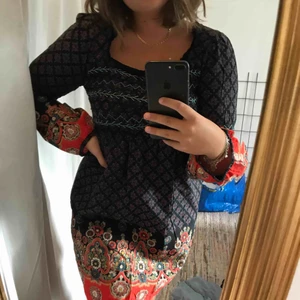  - Söt klänning med smock över bröst