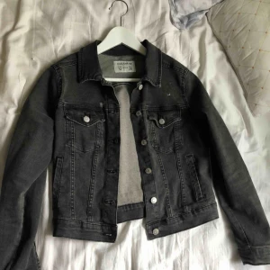 Svart Jeansjacka - Demin jacket från Pull&Bear. 200:- ink frakt 💘