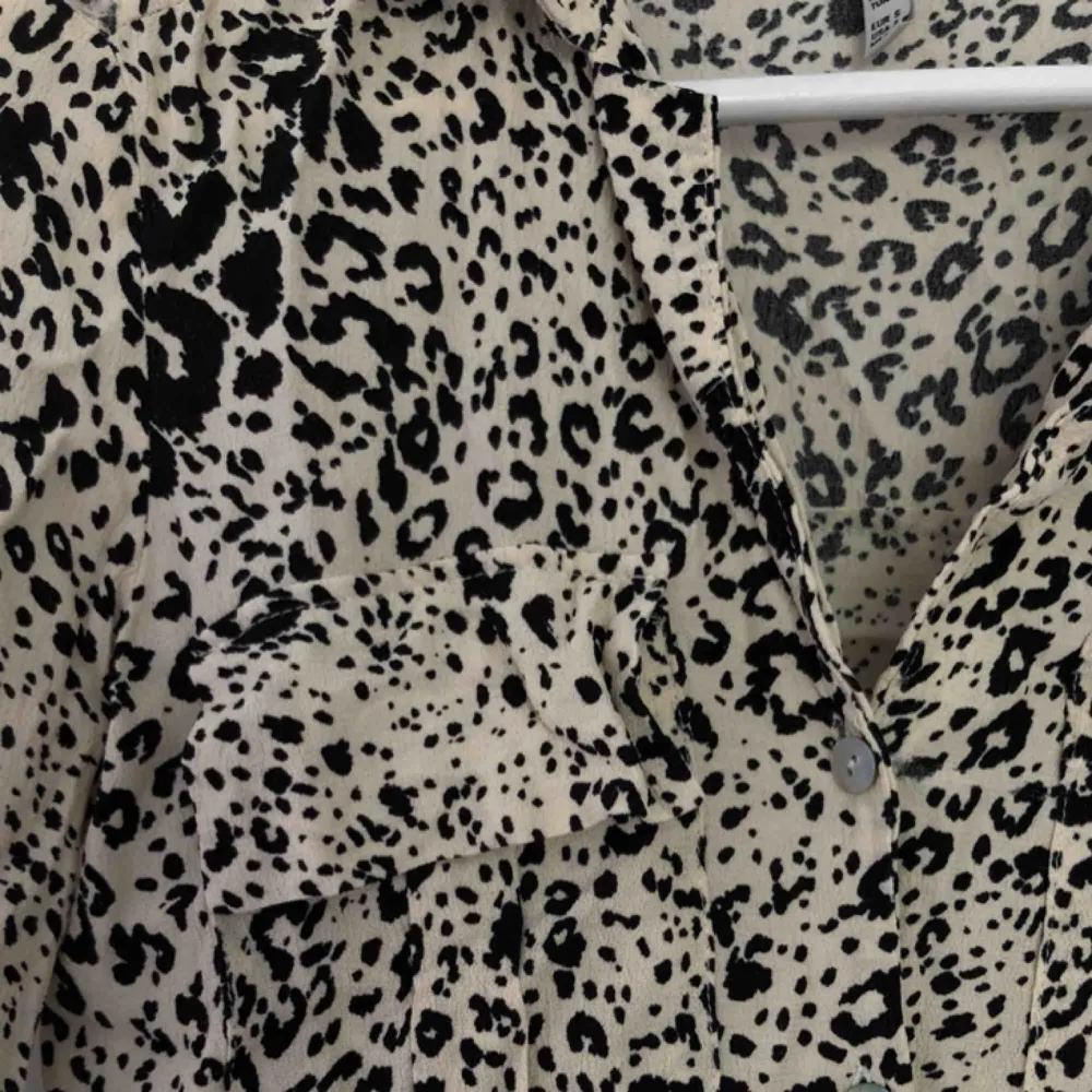 Prickig/leopard mönstrad blus från zara. Blusar.