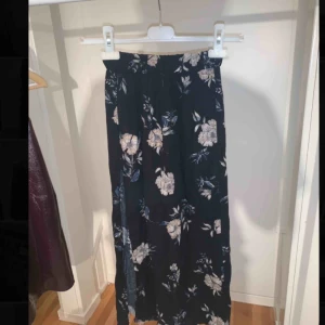 - Jättevacker halvlång kjol från Pull&Bear. Slit i sidan som går precis upp till låret ungefär. Resår i midjan. Knappt använd så i mycket bra skick. Strl XS. Pris 80 kr+ frakt 49 kr!