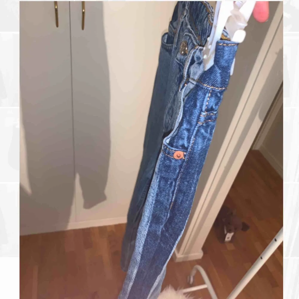 Jeans från Monki i modell Taiki med mörkare ränder på sidorna. Verkligen jättesnygga men kommer tyvärr inte till användning längre! Knappt använda så i mycket bra skick.  pris 160 kr+frakt 63 kr! Skriv gärna så skickar jag bättre bilder :). Jeans & Byxor.