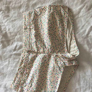  - 3 shorts i jättefint skick. Blanda märke. Alla för 100. Köparen står för frakt annars hämtas. 