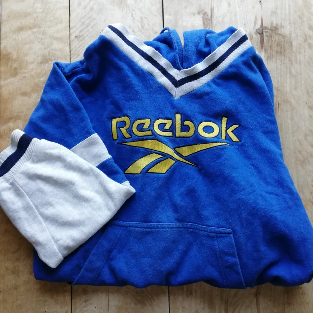 Riktigt snygg hoodie från Reebok! I fint skick, inga fläckar, hål eller liknande! . Hoodies.