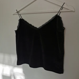  - Ett Linne i velvet med spets i kanten ❤️