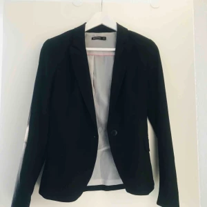  - Svart kavaj från stradivarius. 