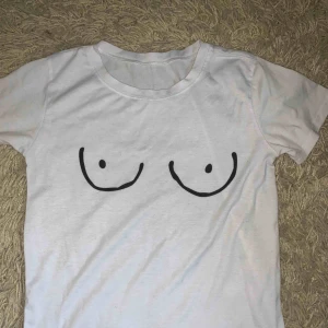  - Sparsamt använd t-shirt, passar storlek XS-M skulle jag säga beroende på hur man vill att den ska sitta!