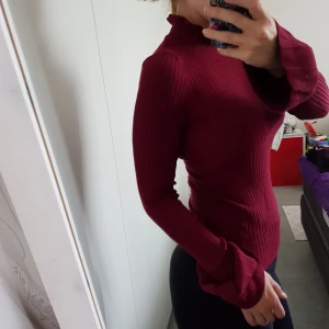  - Röd tröja från gina tricot. Använd en gång. 