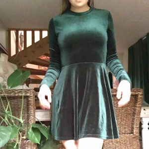  - Grön sammetsklänning från Clara Henrys kollektion. Jättefin nu till hösten/vintern. Möter upp i Malmö/Lund eller fraktar mot kostnad.