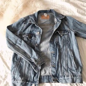  - Snygg ljusblå något oversized jeansjacka från H&M. Super snygg & fräsch men säljer då den tyvärr inte kommit till så mycket användning;(( köpare står för frakt!💞💞🥰