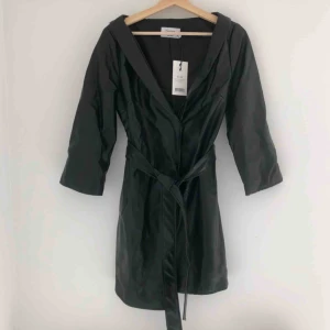  - Svart blazerdress i skinnimitation från NA-KD x hannalicious. Helt ny med lappar kvar. Skrynklig på grund av nyss uppbackad i flytt. Kan mötas upp eller skicka för 55kr.😊