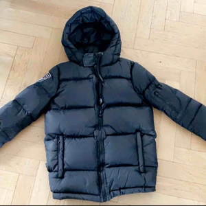  - Hejsan! Jag säljer nu min fina Dbrand jacka, passar perfekt som vinterjacka då den är väldigt varm. Jackan är använd 1 vinter. Storlek: S men passar även XS  Nypris: 2000kr Mitt pris: 1000kr  (pris kan diskuteras vid snabb affär) 😅