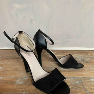  - Sparsamt använda svarta pumps. Snygg ankelrem! Klackhöjd 10,5 cm.