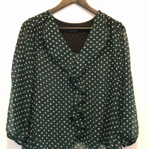  - Mörkgrön blus från Zara 50 kr eller bud Hämtas i Lund eller skickas mot fraktkostnad 