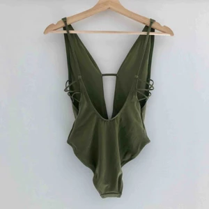  - Baddräkt/body från Topshop. Militärgrön. Använd en gång. Storlek 36, men passar en mindre 36 eller 34.  Kan mötas upp eller skicka för 25kr.😊