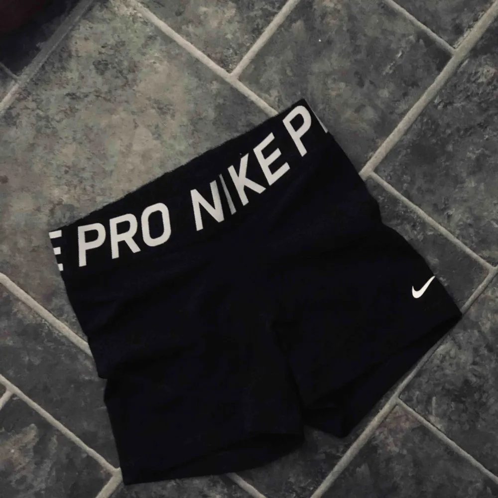 Nike PRO shorts i storlek S. Använda ca 3 gånger, så i väldigt fint skick. Frakt 39kr. Shorts.