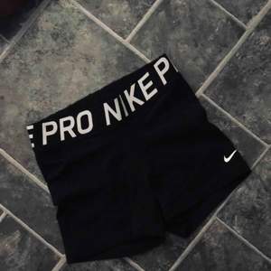 Nike PRO shorts i storlek S. Använda ca 3 gånger, så i väldigt fint skick. Frakt 39kr