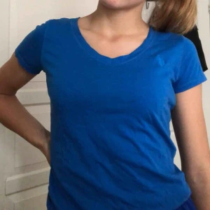  - Skitsnygg v-ringad blå tröja från US Polo Assn, bara använd ett fåtal gånger och därav jättebra skick! 💙 Kan mötas upp i Kalmar. Fraktkostnader står köparen för ❣️