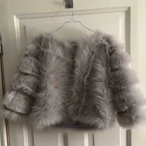  - Pälsjacka (inte äkta päls) Nästan aldrig använd, där av säljer jag den Frakt tillkommer