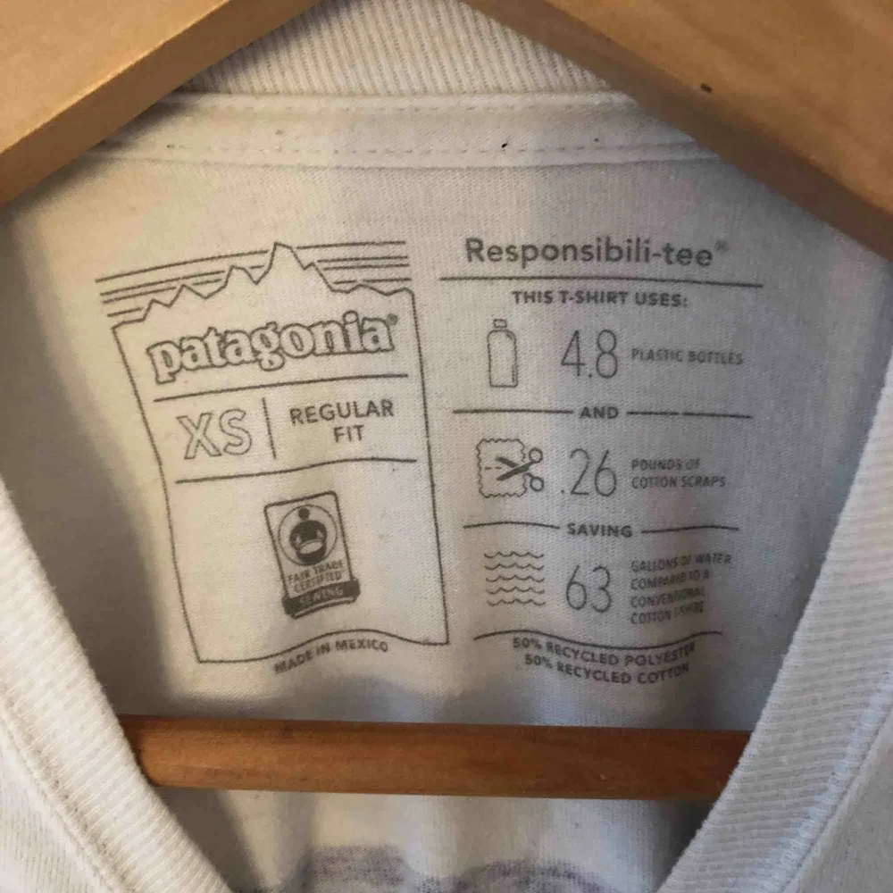 Långärmad tröja från Patagonia! Storlek XS för killar men sitter bra på mig som är S/M . Tröjor & Koftor.