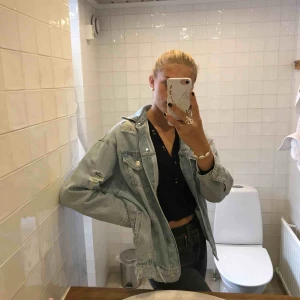  - Cool jeansjacka me slitningar från ZARA använd 1 gång (Som ny)!!! Inte kommit till användning då jag har för många jackor, köptes för 400kr i början av sommaren. PRIS KAN DISKUTERAS!!