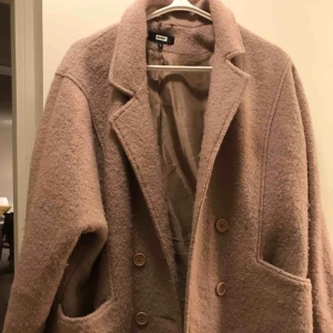  - Jättefin puderrosa jacka/kappa från Bikbok, oversize i modellen