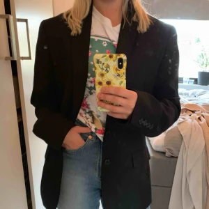  - Vintage oversize kavaj. Köpt här på plick men var för stor för mig tyvärr. Storlek 40 men passar s/m då den ska vara ”oversize” i bra skick 😊