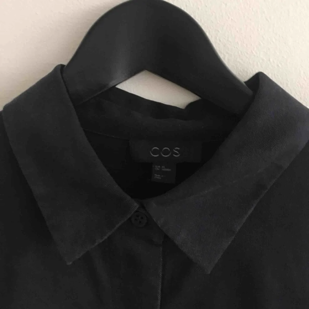 Skjort-klänning från COS! Material: Viscose 1 år gammal. Använd sparsamt! Tvättat 1 gång. Fickorna kan behöva strykas. Frakten är inräknad. Priset kan diskuteras✨. Klänningar.