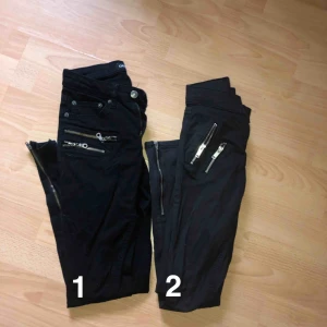  - 7 0 kr styck eller paketpris 120kr 1. Svarta jeans med dragkedjor vid fickorna samt anklarna som detaljer, storlek s  2. Mörkgrå jeans med dragkedjor vid fickorna samt anklarna som detaljer, storlek 34 