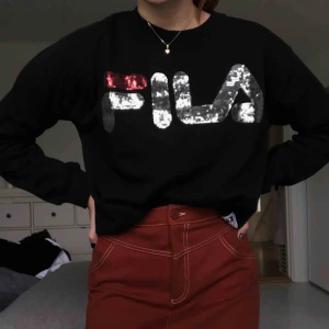  - Svart fila tröja med glittrig text! Köpt för 599kr:) Andvänd ett fåtal gånger! Står storlek L i den men skulle mer säga S-M. Kan mötas upp i Stockholm annars står köpare för frakt:)