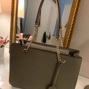  - Säljer min jättefina DKNY Bryant väska på grund av att den bara ligger i mitt rum. Köpt för 2800 kr Inte använd mer än 2 gånger så den är basically helt ny. Dustbag medföljer givetvis💕