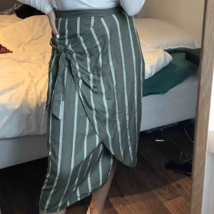  - Fin kjol från H&M i storlek S/36. Endast använd två gånger så i fint skick! Möts upp i Göteborg, annars står köparen för frakt.