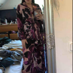  - Säljer mitt pyjamas sätt i siden från Wera. Lila/grön/rosa mönster. Byxor i S och morgonrocks tröja i M. Toppen går att ha omlott med kappar eller med tillhörande band. Frakt: 36-54kr.