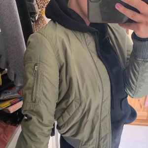  - Snygg bomber jacka från carlings. Aldrig använd! 