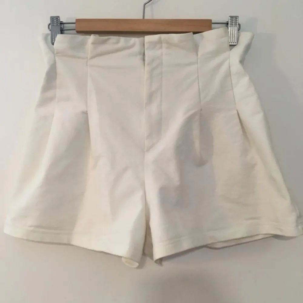 Snygga vita shorts som tyvärr har blivit för små 🙄.. Shorts.