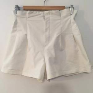 Snygga vita shorts som tyvärr har blivit för små 🙄.