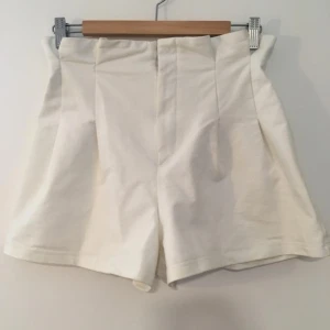  - Snygga vita shorts som tyvärr har blivit för små 🙄.