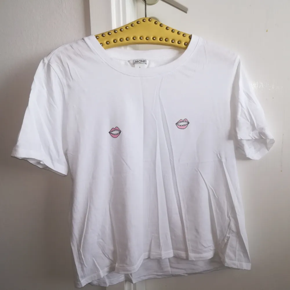 T-shirt from Monki in very good condition.. T-shirts.